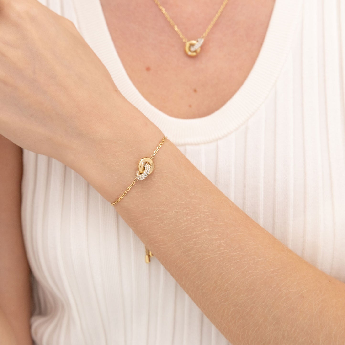 Ladies Live Precious Gold Plated Stainless Steel Linked Circle Ladies Bracelet