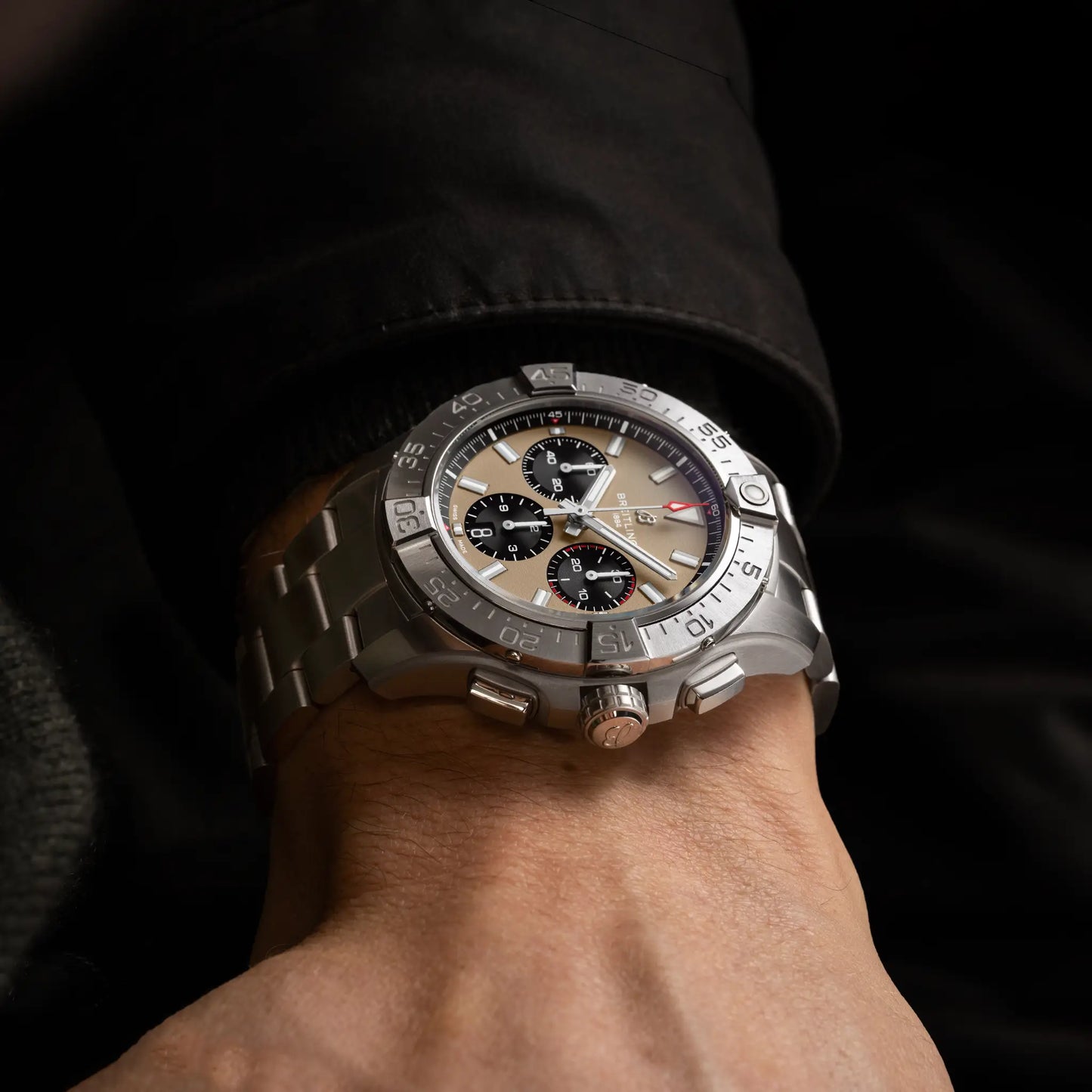 AVENGER B01 CHRONOGRAPH 44 | 44mm Steel Case Beige Dial