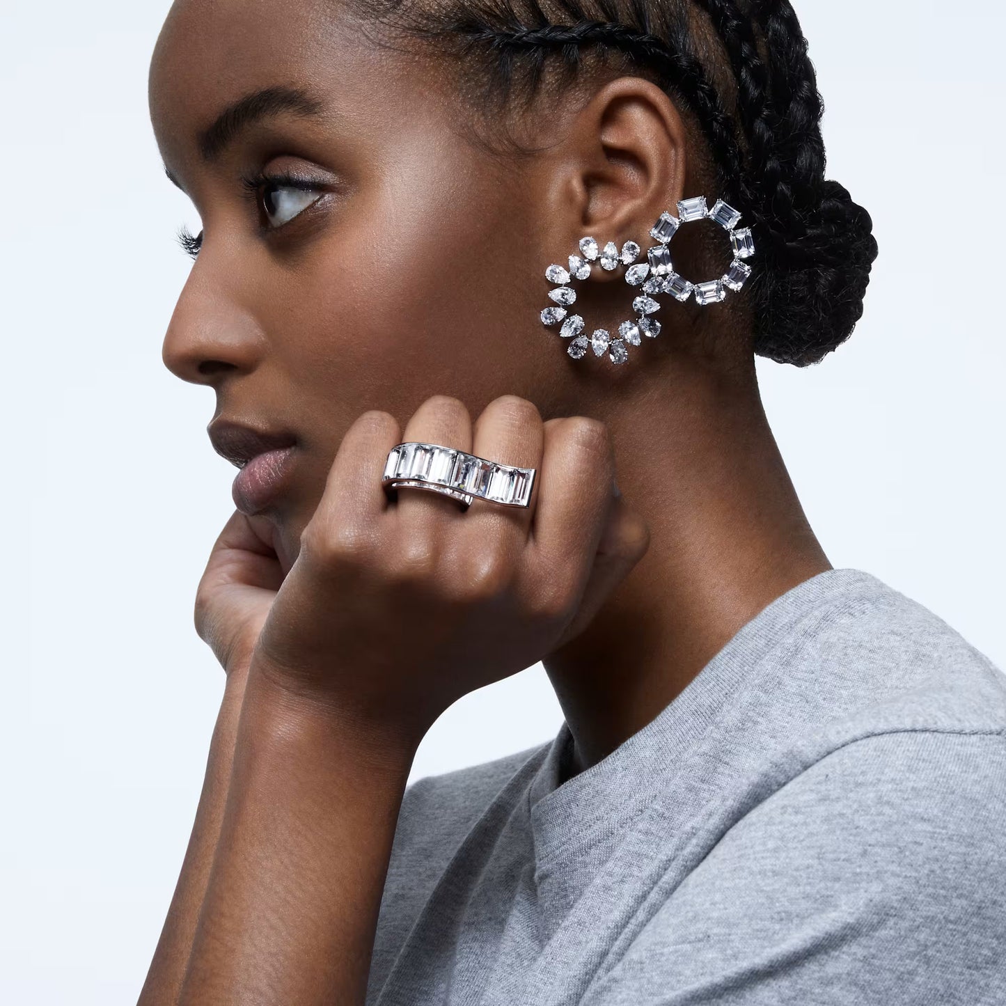 Millenia earrings Circle, Pear cut crystals